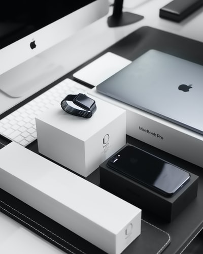 Space flight recorders apple watches, silver MacBook Pro, ink black iPhone7 Plus, silver iMac, and the corresponding box
